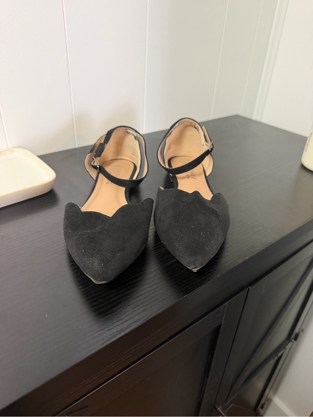 Journee Collection Black Scalloped Pointed-Toe Ankle-Strap Flats